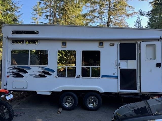 2005 Weekend Warrior FS3000 Fifth Wheel Toy Hauler