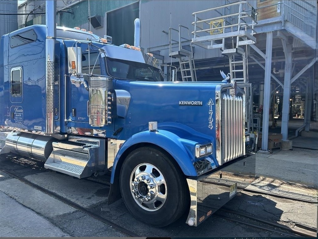 2023 Kenworth W900L Sleeper Truck