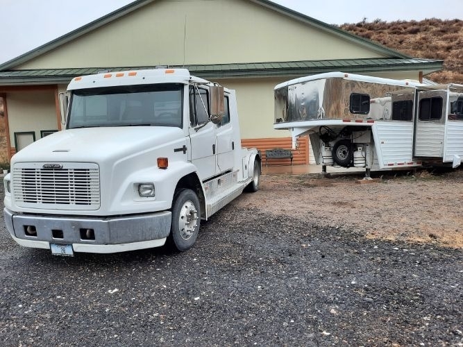 1997 Freightliner FL50 & 1998 4-Horse Hart Trailer with Living Quarters Caterpillar