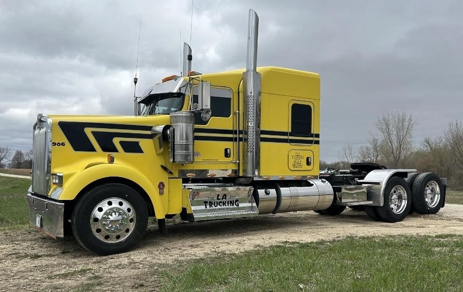 2021 Kenworth W900