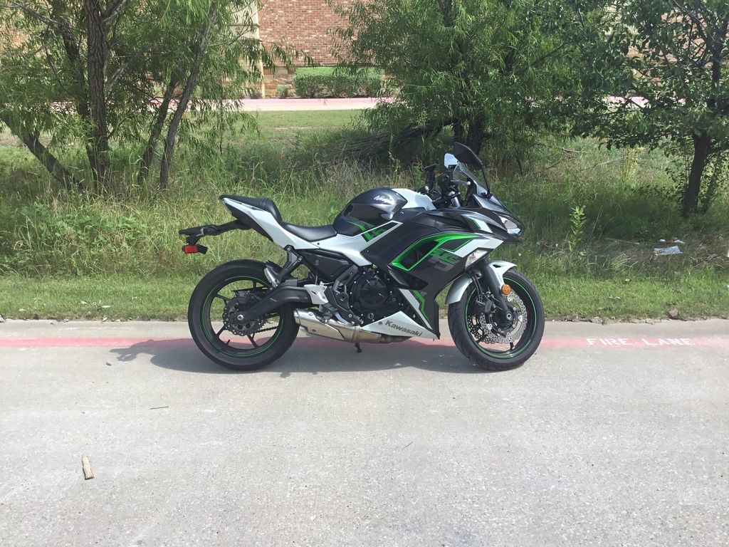 2022 Kawasaki Ninja 650 ABS Pearl Robotic White/Metallic Carbo