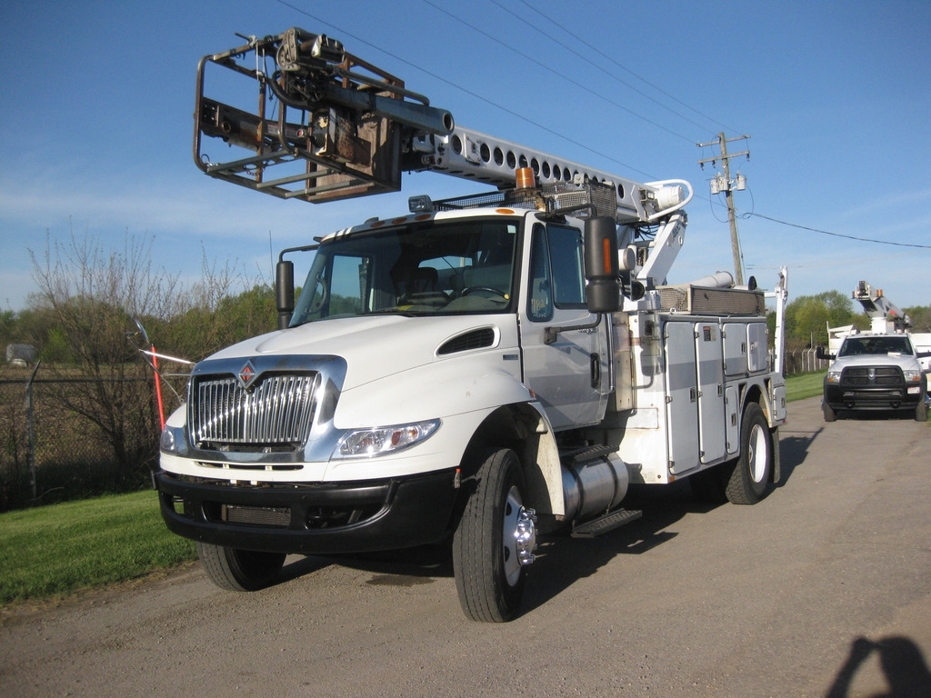 2011 INTERNATIONAL 4300 7.6L MAXXFORCE 6 CYLINDER TURBO DIESEL, ALLISON WITH ALTEC AT40C CABLE PLACER ALTEC AT40C CABLE PLACER