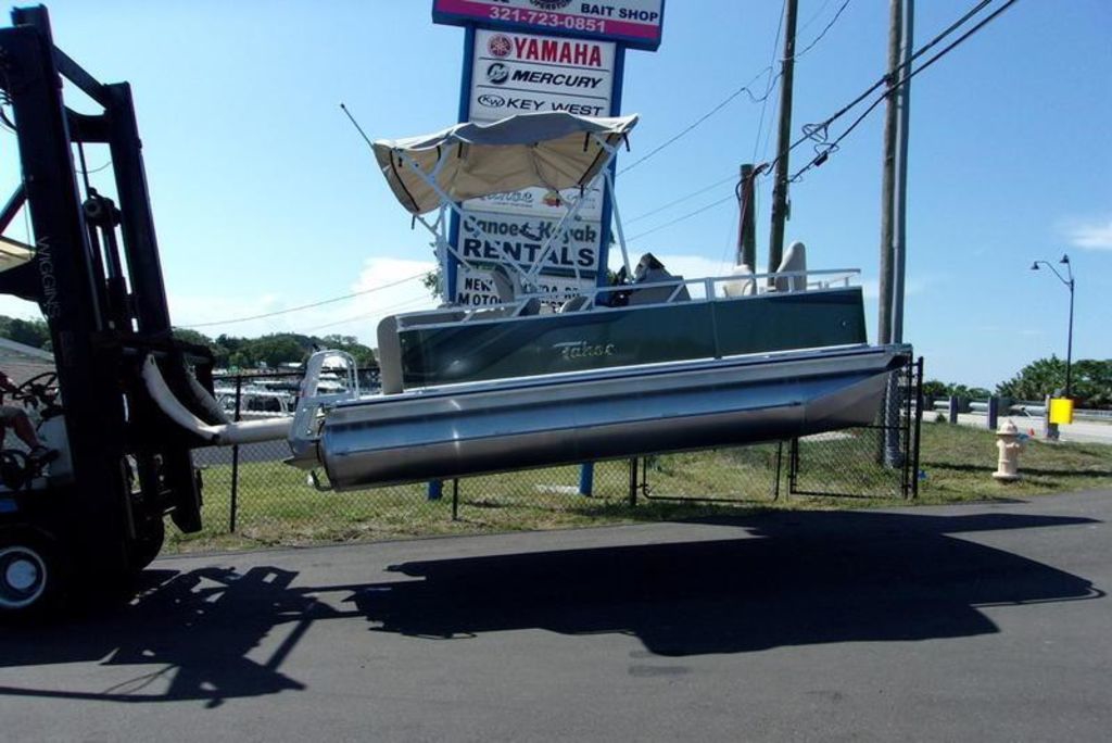 2023 Tahoe® Sport Bow 17 FT Suzuki