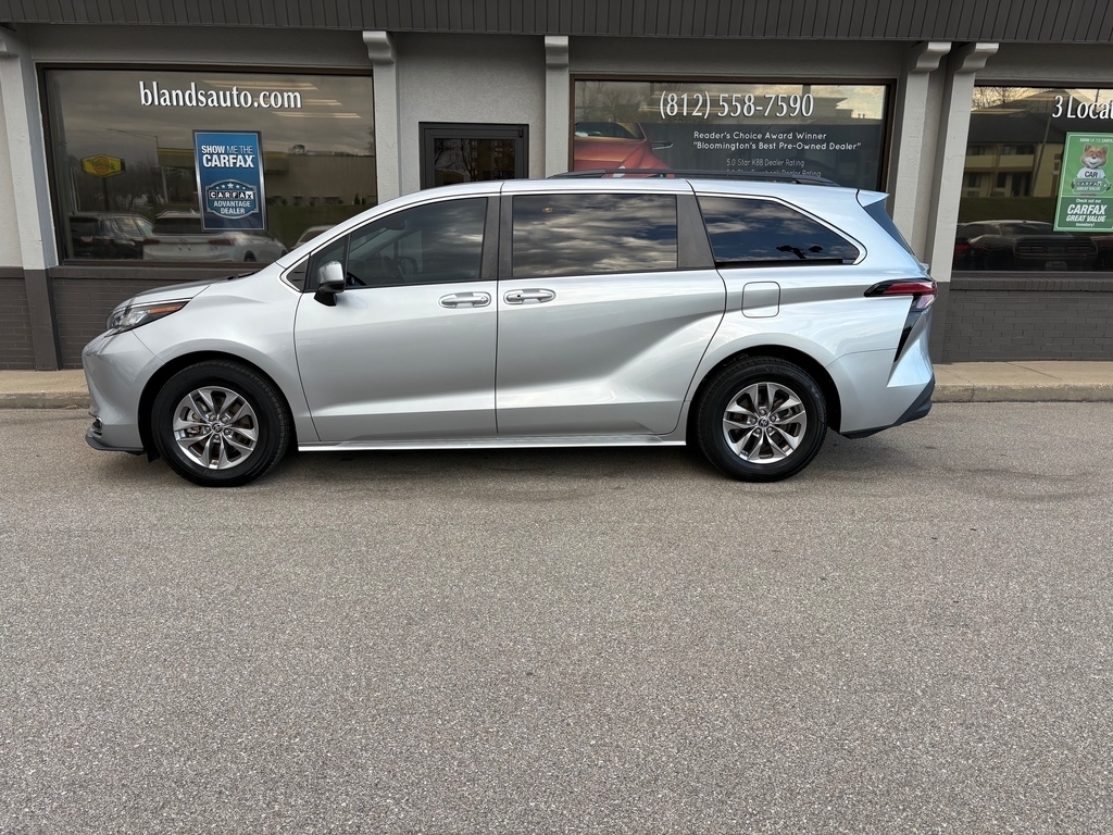 2022 Toyota Sienna XLE 7-Passenger Mini-Van