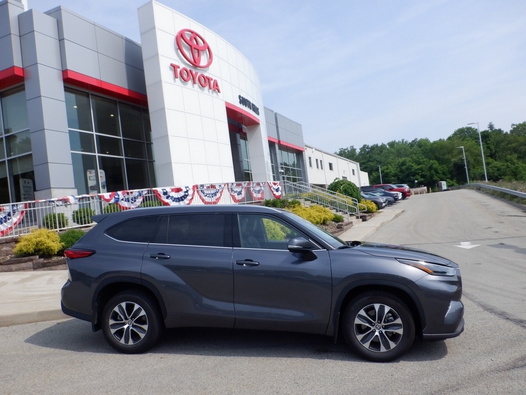 2021 Toyota Highlander XLE V6 AWD photo
