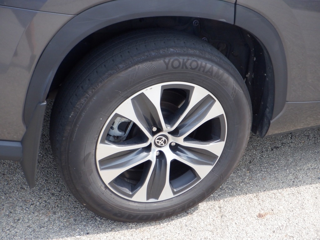 2021 Toyota Highlander XLE V6 AWD photo