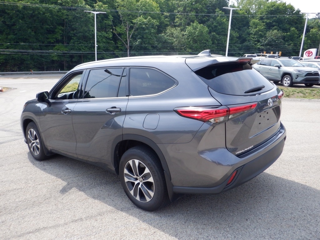 2021 Toyota Highlander XLE V6 AWD photo