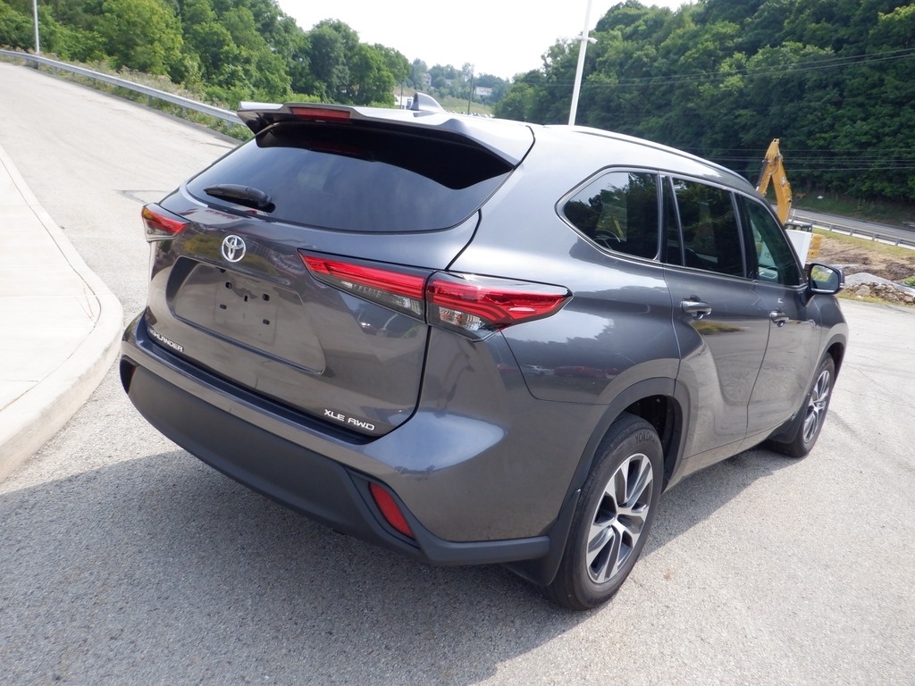 2021 Toyota Highlander XLE V6 AWD photo