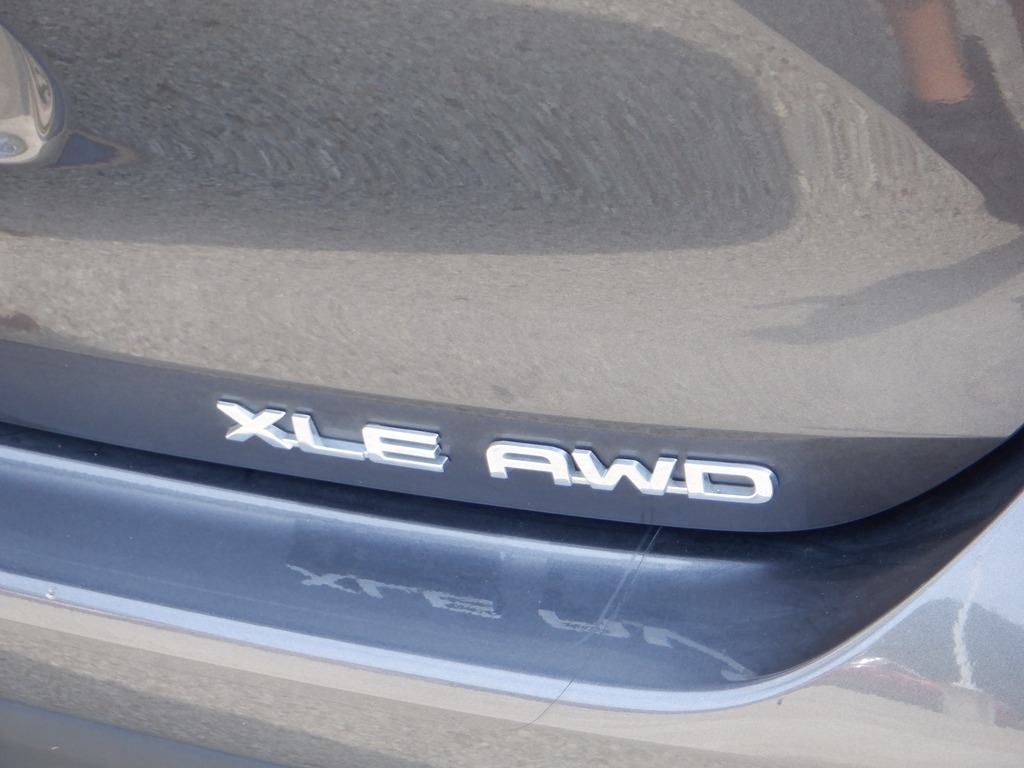 2021 Toyota Highlander XLE V6 AWD photo