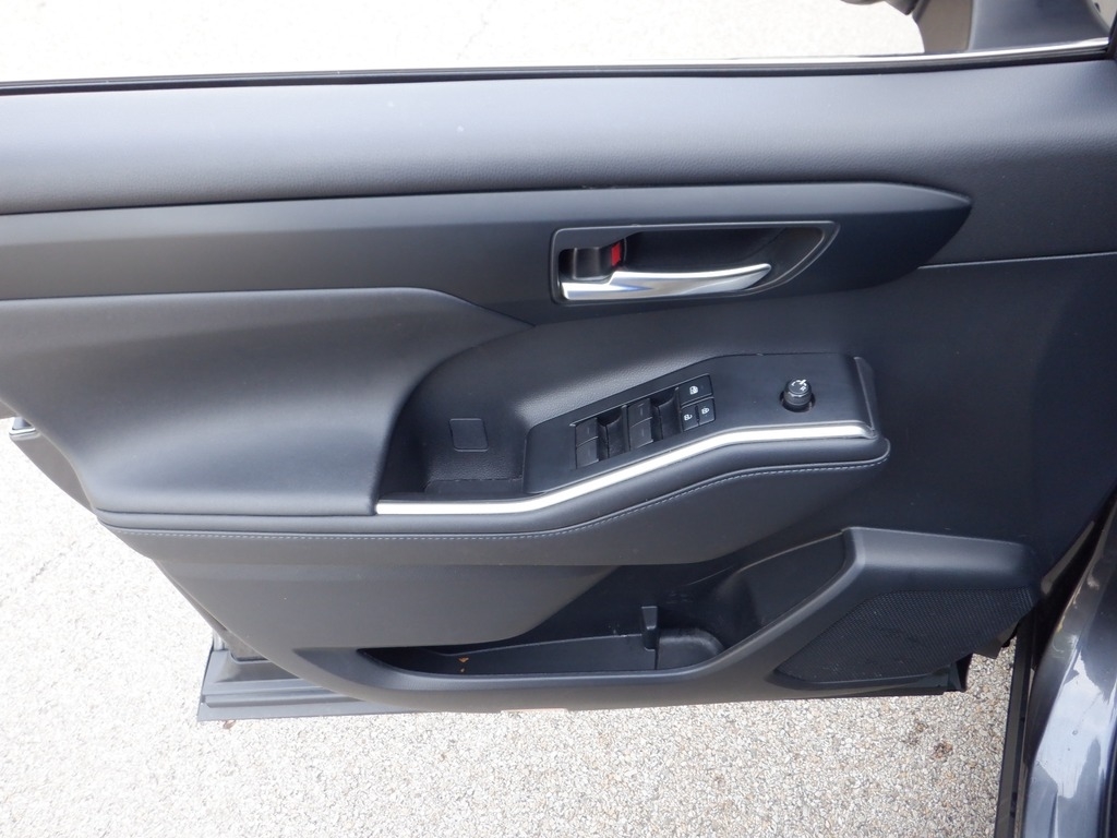 2021 Toyota Highlander XLE V6 AWD photo
