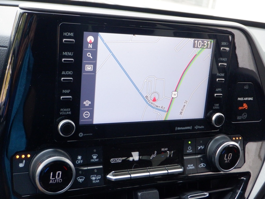 2021 Toyota Highlander XLE V6 AWD photo
