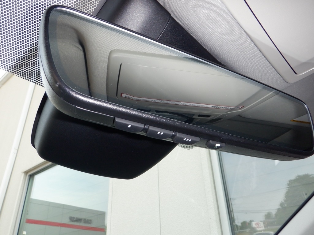 2021 Toyota Highlander XLE V6 AWD photo