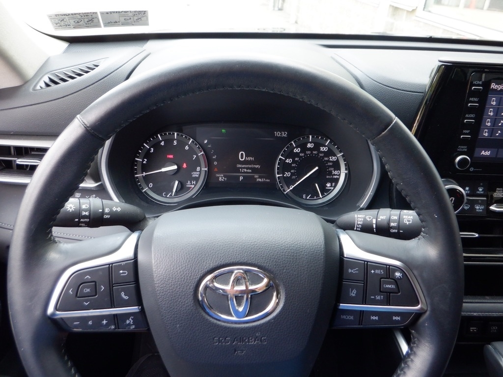 2021 Toyota Highlander XLE V6 AWD photo
