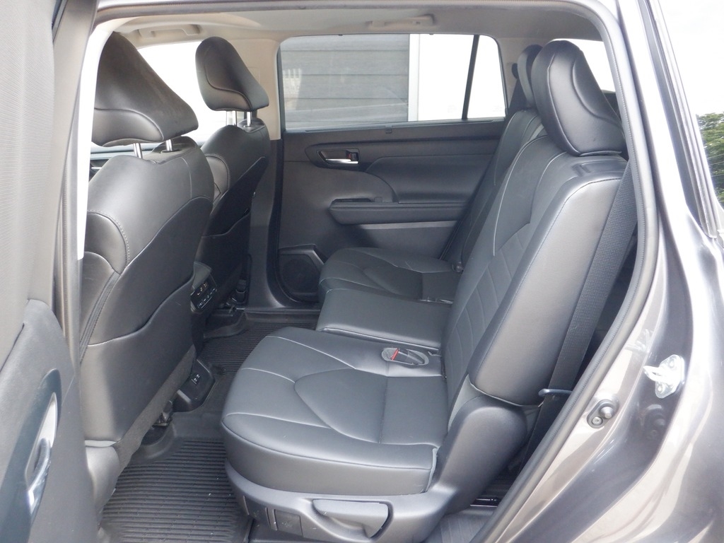 2021 Toyota Highlander XLE V6 AWD photo