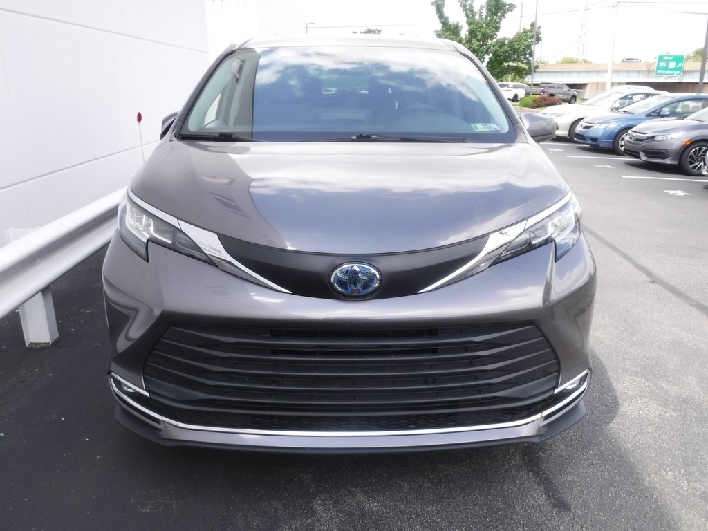 2021 Toyota Sienna XLE 7-Passenger photo