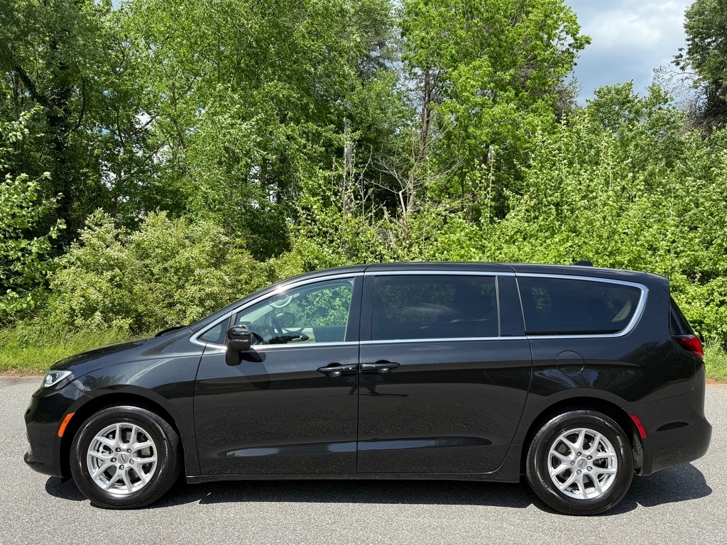 2023 Chrysler Pacifica Touring L photo