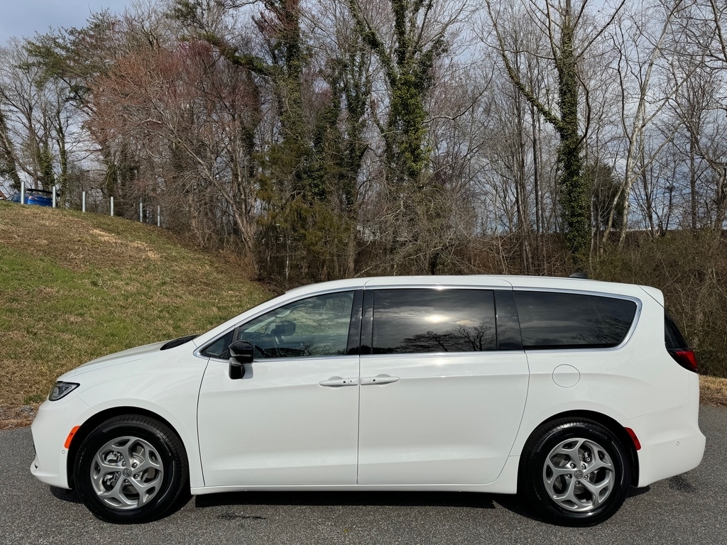The 2024 Chrysler Pacifica Limited photos