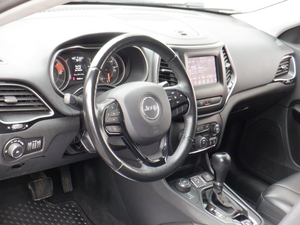 2019 Jeep Cherokee image 13