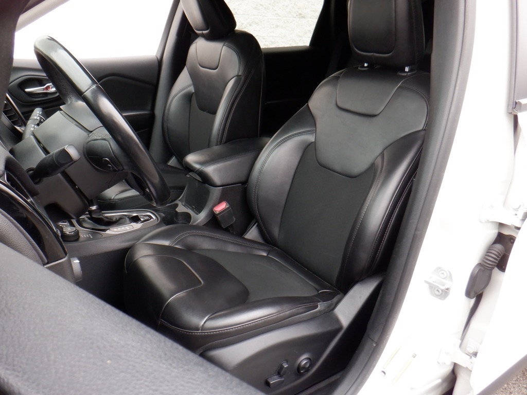 2019 Jeep Cherokee image 14