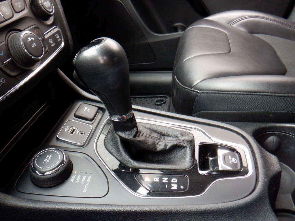 2019 Jeep Cherokee image 18