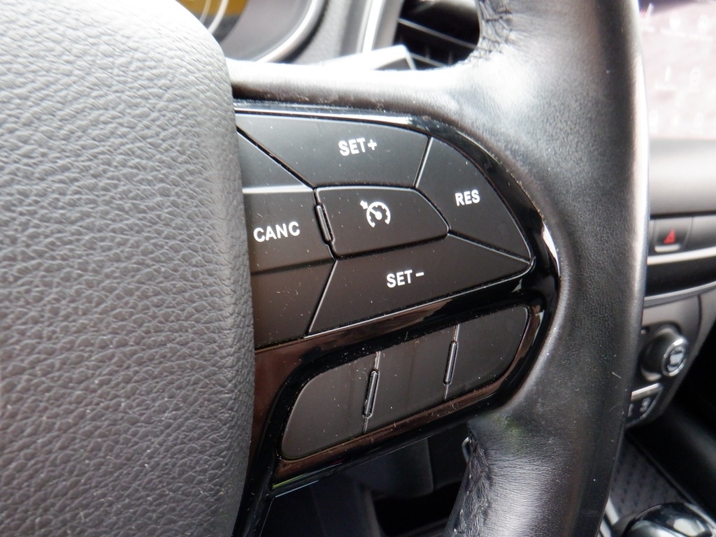 2019 Jeep Cherokee image 27