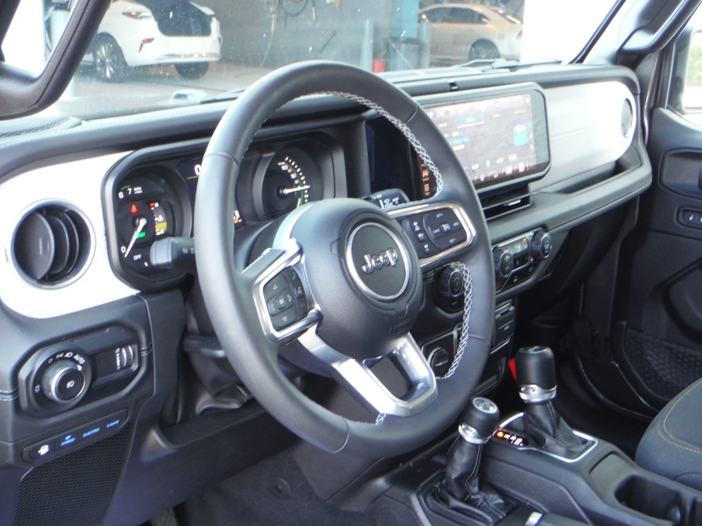 2025 Jeep Wrangler image 20