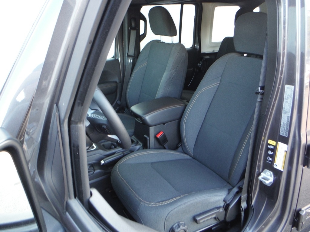 2025 Jeep Wrangler image 21