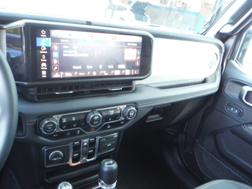 2025 Jeep Wrangler image 28