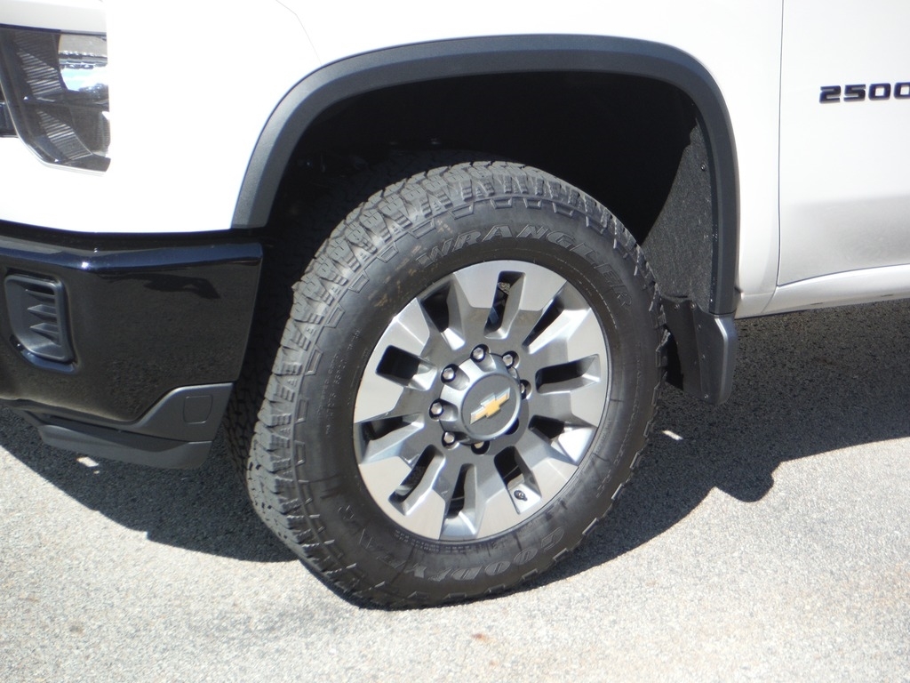2026 Chevrolet Silverado 2500HD image 3