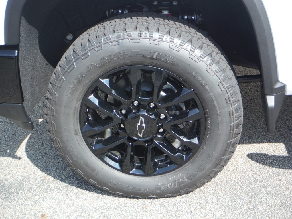 2026 Chevrolet Silverado 2500HD image 3