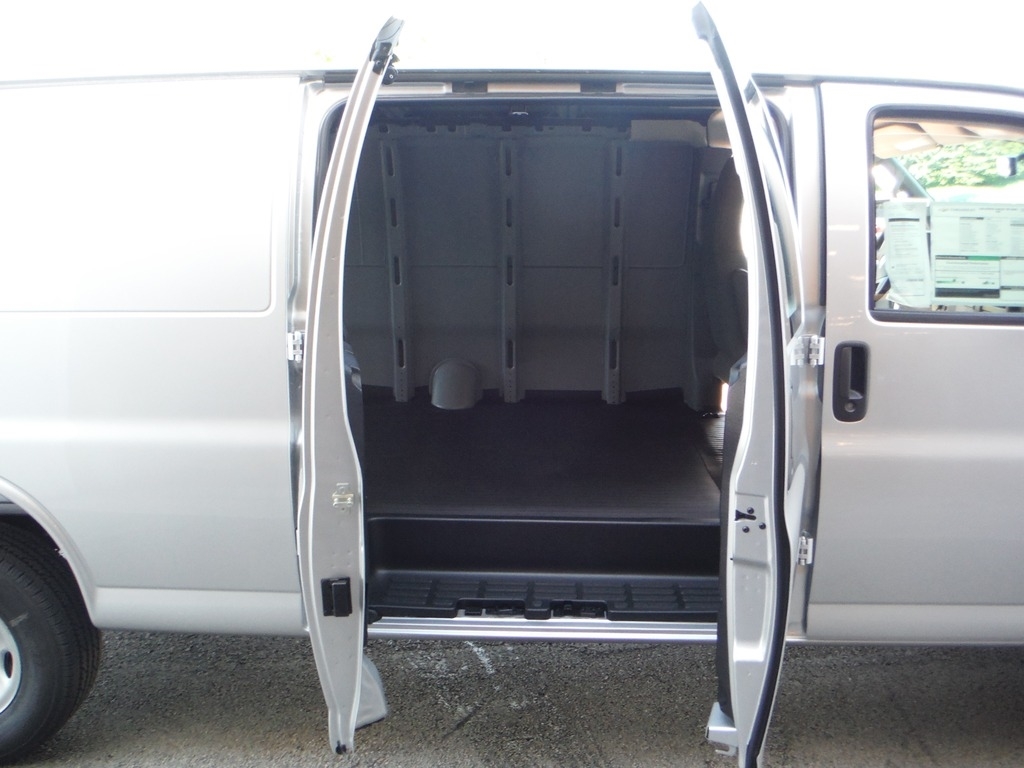 2026 Chevrolet Express image 7
