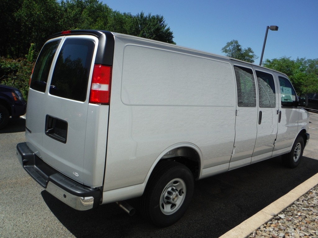 2026 Chevrolet Express image 9