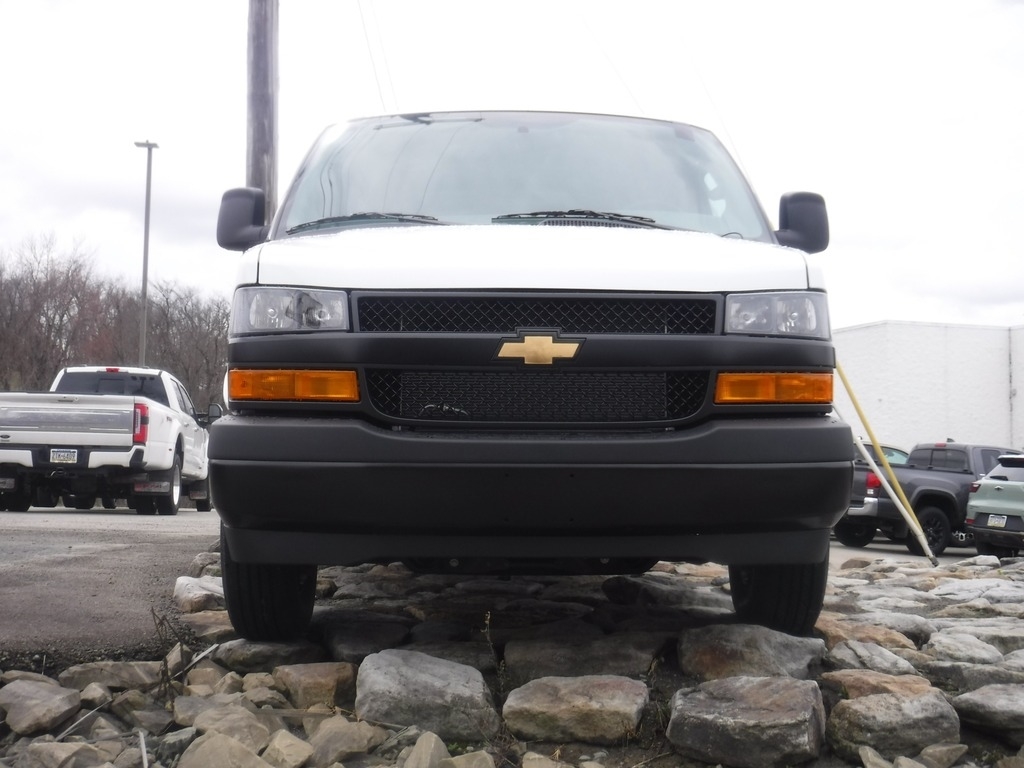 2026 Chevrolet Express image 3