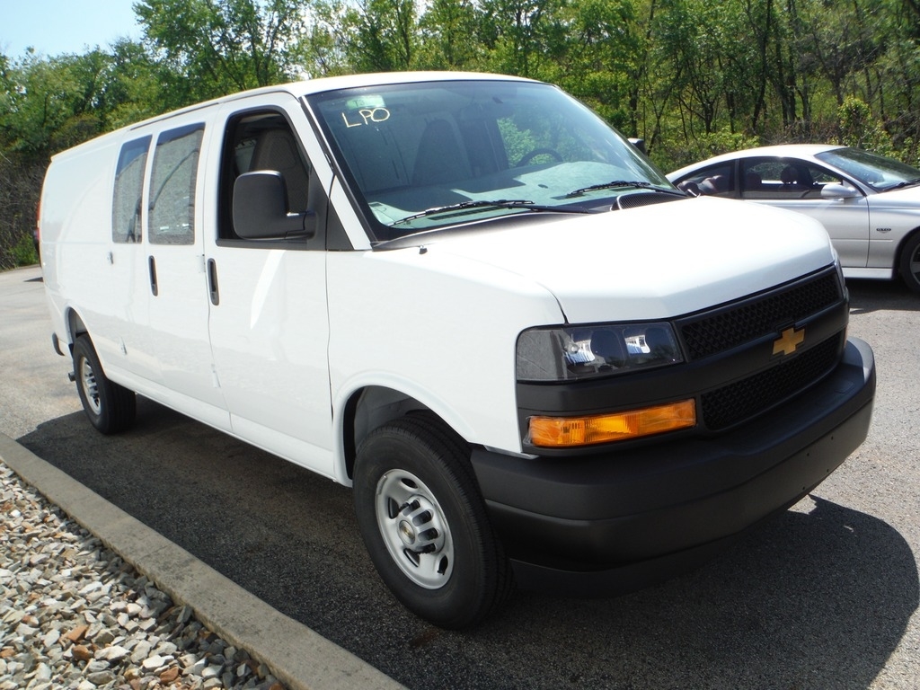 2026 Chevrolet Express image 4