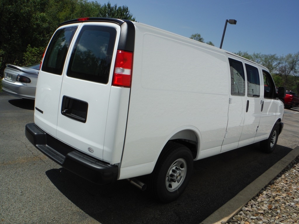 2026 Chevrolet Express image 5