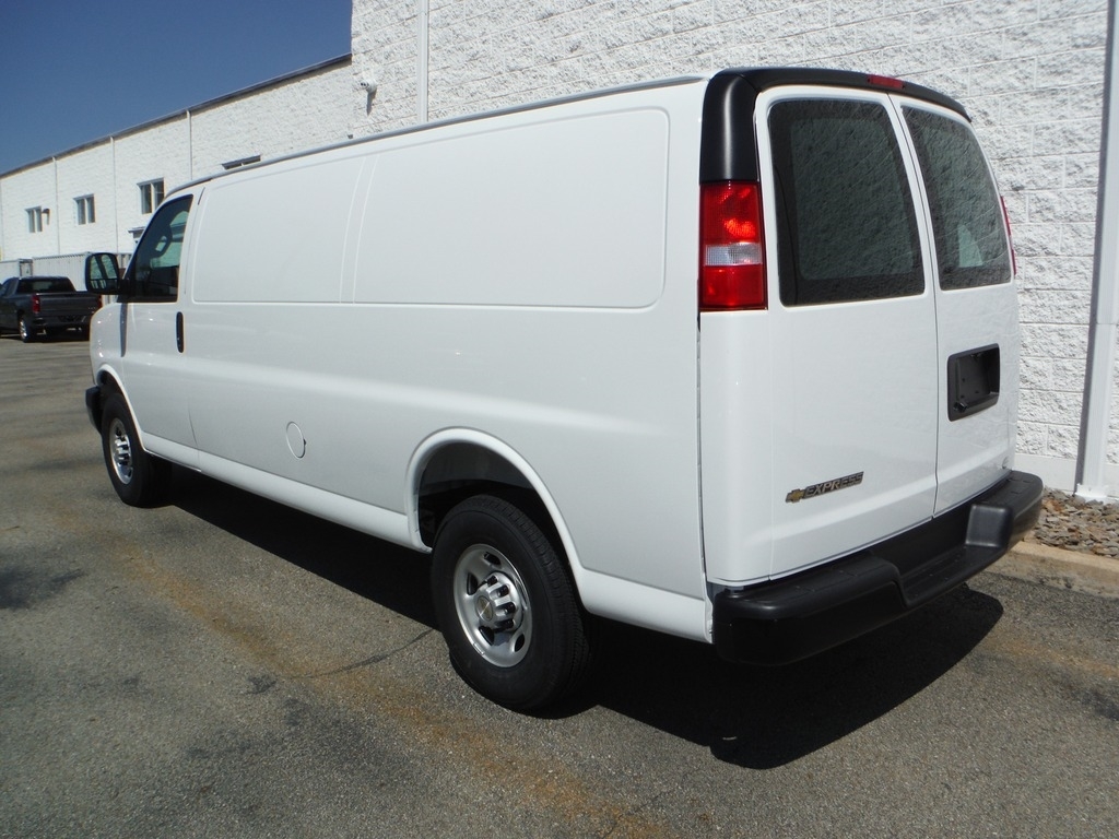 2026 Chevrolet Express image 7