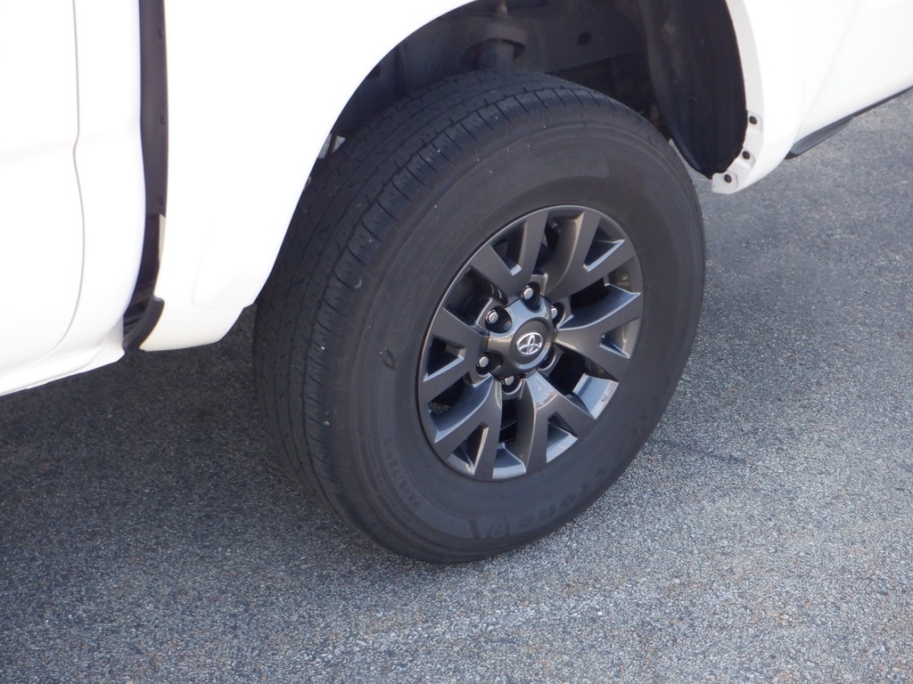 2023 Toyota Tacoma image 3