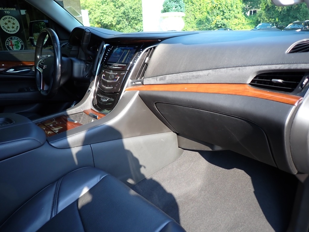2019 Cadillac Escalade Luxury photo