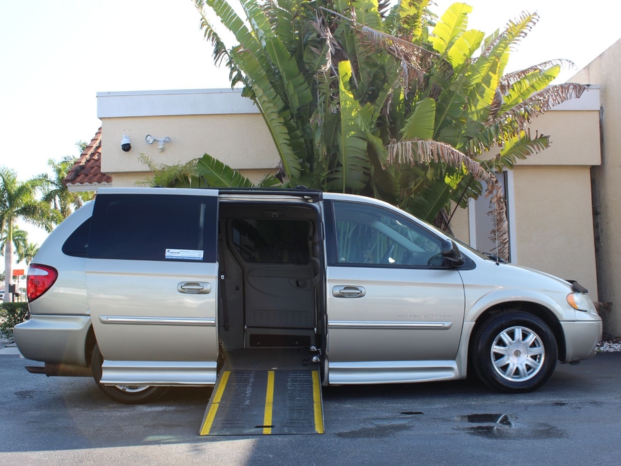 2007 Chrysler Town and Country Touring Mini-Van