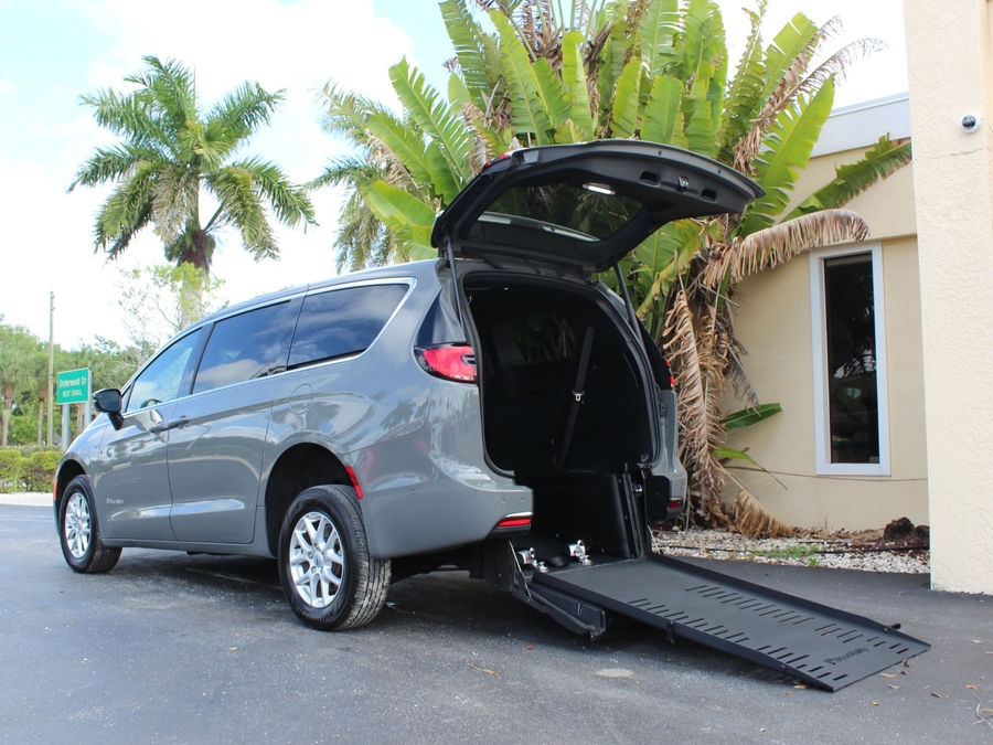 2025 Chrysler Pacifica Select Mini-Van