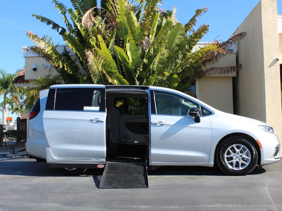 2024 Chrysler Pacifica Touring L Mini-Van