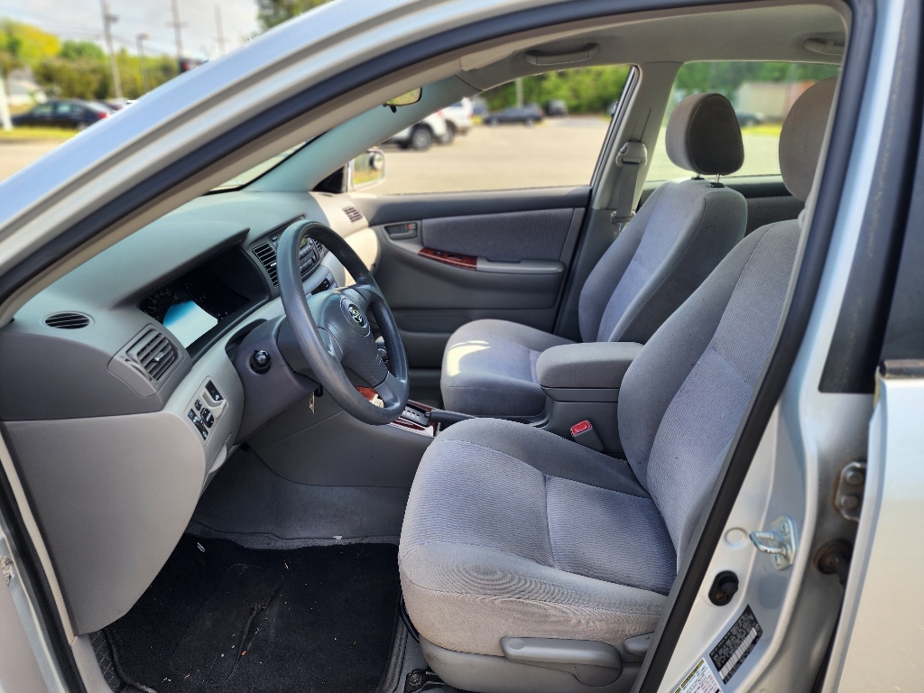 2005 Toyota Corolla LE 23