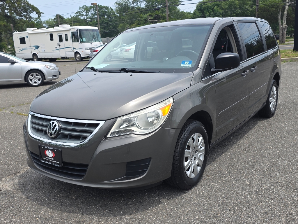 2010 Volkswagen Routan 3.8L S's photo