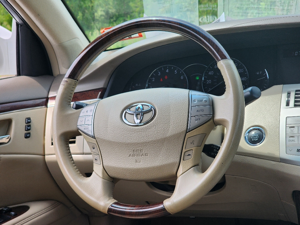 2010 Toyota Avalon Limited 18