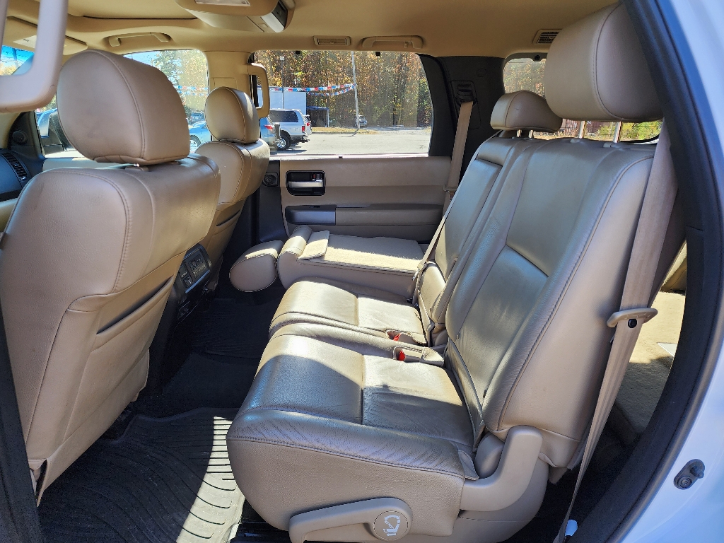 2016 Toyota Sequoia Limited 27