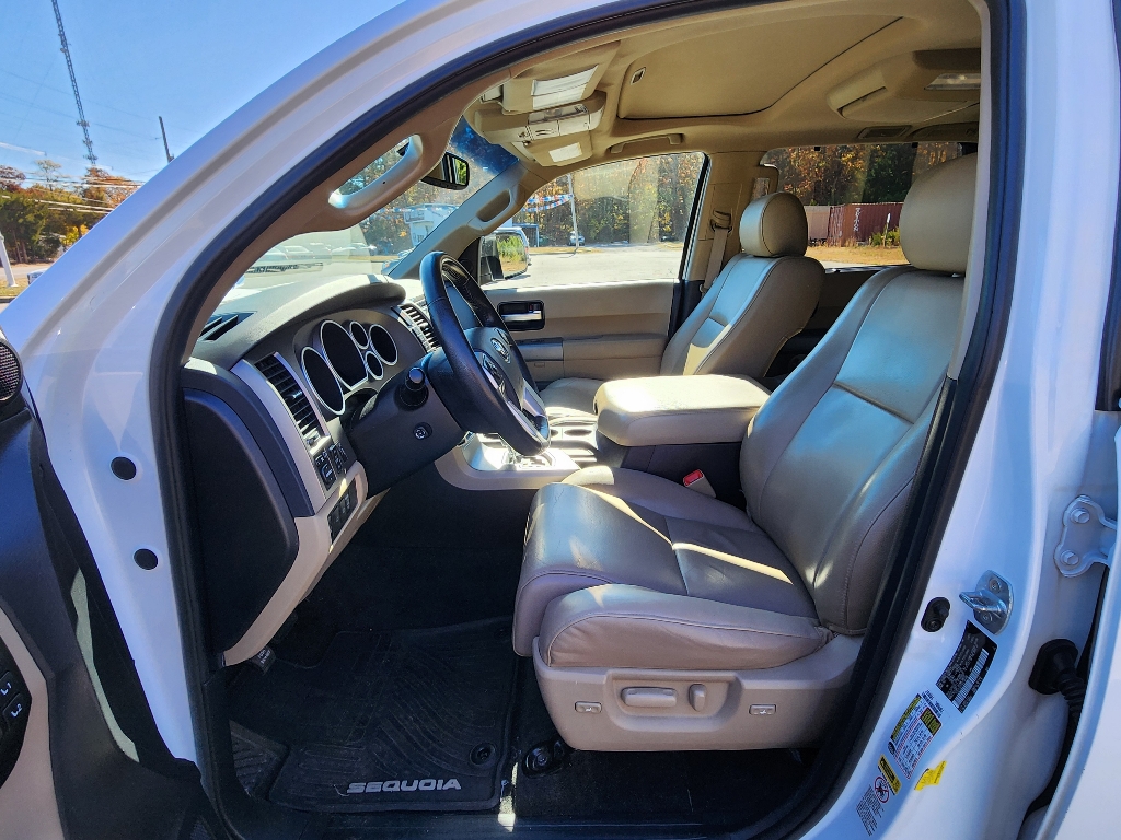 2016 Toyota Sequoia Limited 30