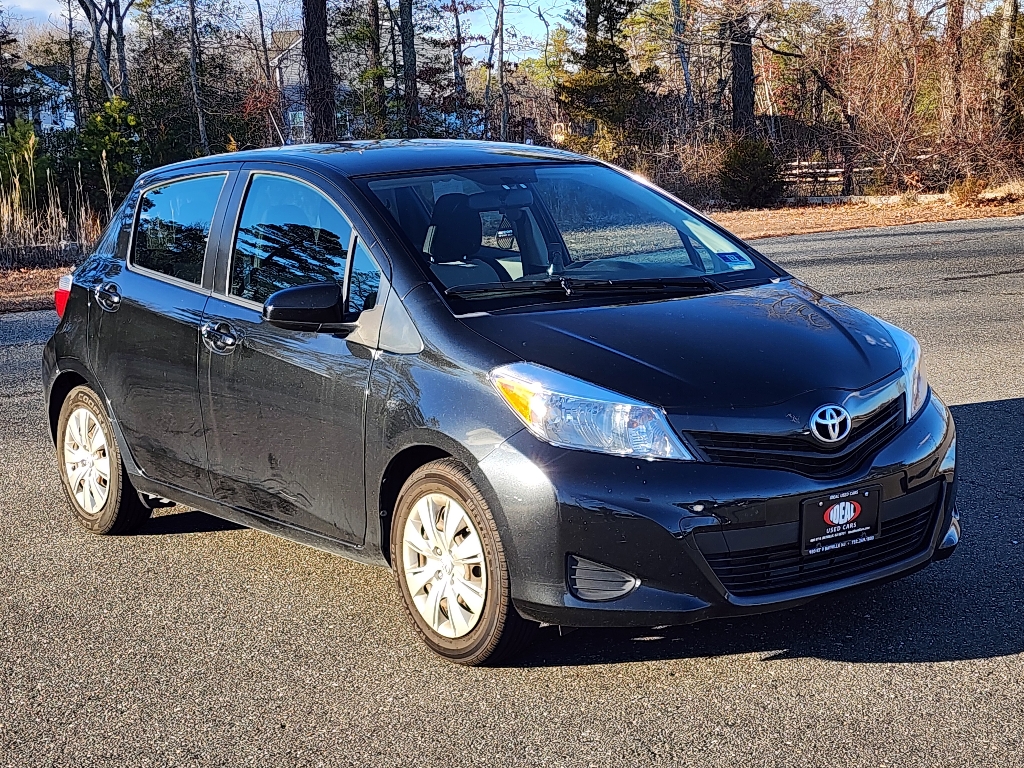 2012 Toyota Yaris 5-Door LE 2