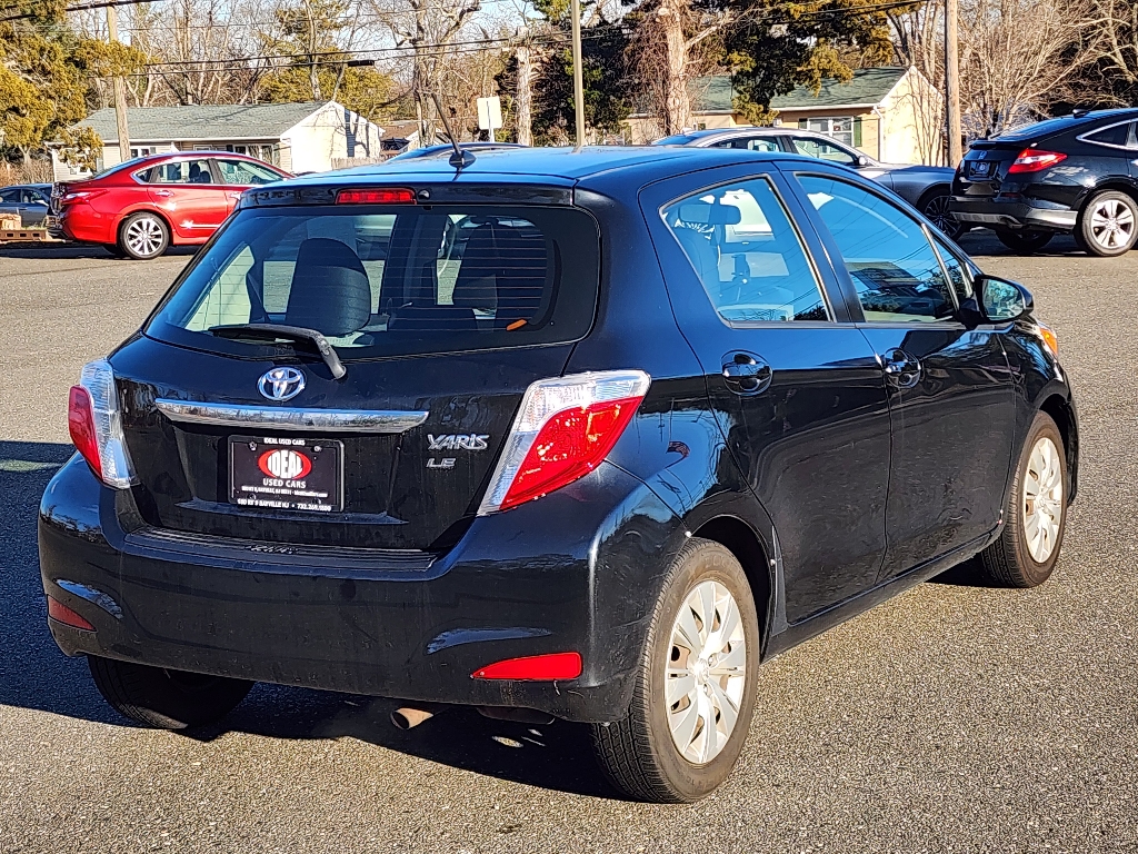 2012 Toyota Yaris 5-Door LE 6