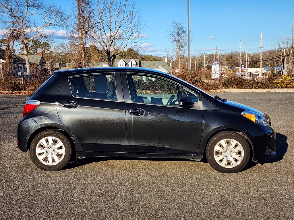 2012 Toyota Yaris 5-Door LE 8