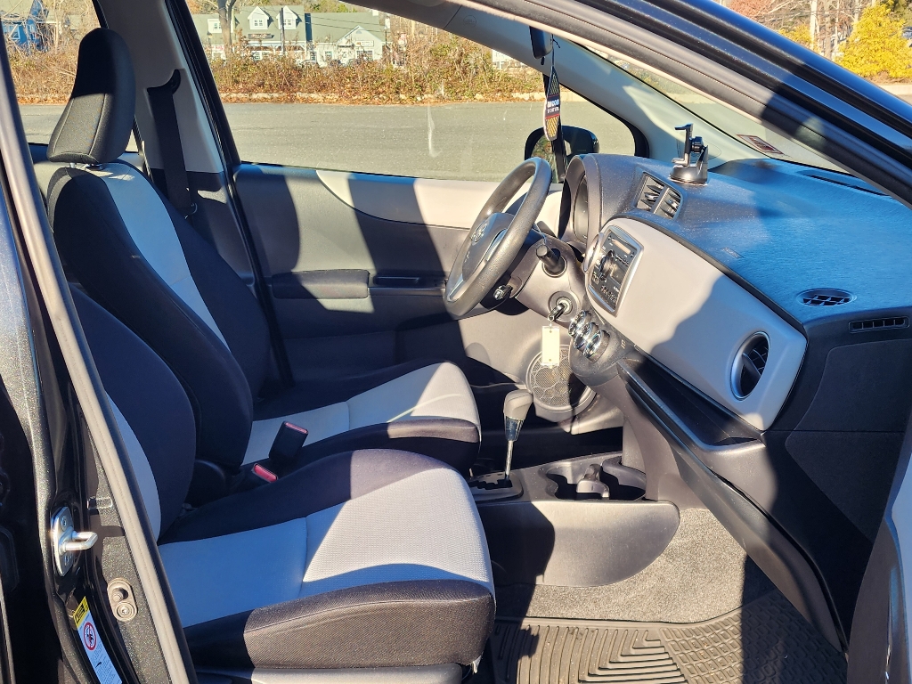 2012 Toyota Yaris 5-Door LE 11